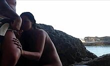 Un cuplu tânăr 18+ se bucură de o zi romantică pe plajă împreună. 🌞🏖️