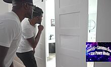 Bölüm bir lezbiyen çift ABD'de iki siyah arkadaşıyla tanışıyor