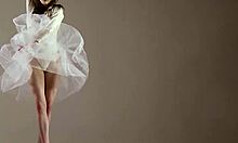 Sarışın Jimnastikçi Jimnastik Salonunda Esnekliğini Gösteriyor 😊