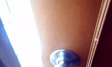 Wow, spionez mama vitregă în baie, înregistrez fundul și picioarele ei!