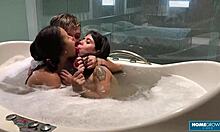 Kinky scarlett taylor shares fat dick with her girlfriend