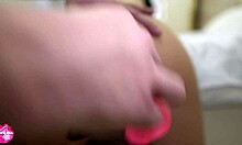 שחורה מקבלת זיון תחת קשה עם צעצועים וקרם פאי