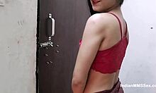 Indická bhabhi dává instrukce na honění