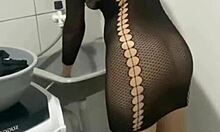 Palkkasin tämän palvelijan ja hän tuli tässä mekossa joka on niin kuuma ettei jaksanut pidätellä itseäni