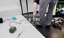 Kršna baba sa velikim sisama naterana da prska na ogromnom kurcu