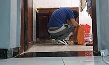 mulher de corno recebe vizinho encanador de saia sem calcinha