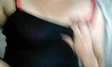 Latina MILF chupa y folla en misionero