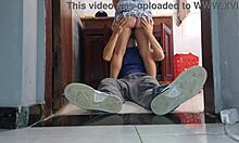 mulher de corno recebe vizinho encanador de saia sem calcinha