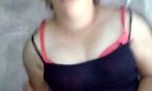 Latina MILF chupa y folla en misionero