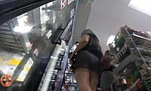 Tiffany ide do obchodu v tangičkách