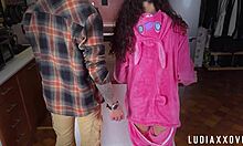 Молодая падчерица наклоняется для извращенного отчима, ныряя языком в мокрую пизду в костюмах ролевой игры