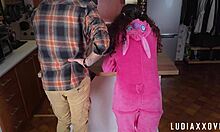 Teen stedatter bøjer sig for perverst stedfar, muff dykker våd fisse i kostume rollespil