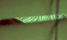 لاتينية هواة متجسس عليها وهي تفرش كسها!