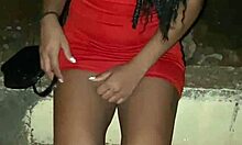 estava na rua encontrei mulher brigando com namorado tirou calcinha mostrou bocetinha fiquei louco