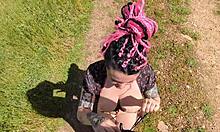 me follo a una desconocida con tatuajes en el campo publico