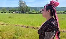 me follo a una desconocida con tatuajes en el campo publico