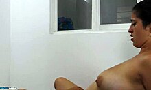 Šukám svou kamarádku s velkýma prsama při hraní karet, je to tak intenzivní