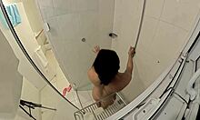 Fudendo A Namorada Gostosa No Banheiro Enquanto Ela Espalha As Pernas