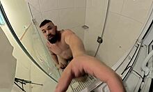 Fudendo A Namorada Gostosa No Banheiro Enquanto Ela Espalha As Pernas