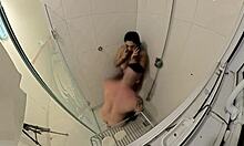 Fudendo A Namorada Gostosa No Banheiro Enquanto Ela Espalha As Pernas