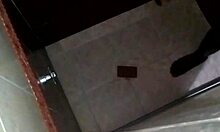 대담한 레즈비언 샤워 욕실에서 섹스하며 강렬하게 엿봄