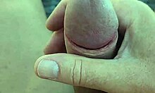 Je me branle tranquillement à l'ombre sur un bain de soleil