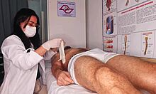 enfermeira observa ereção do paciente