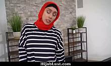 Hijab stedmor Lilly Hall lærer at sutte stedøns store pik