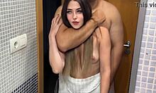 Mi padrastro es feliz cuando me folla y me graba.