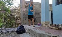 Красавица и звяр - грозен старец ебе гърдявата с големи цици и путка