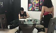 Hermanastra cachonda le encanta cabalgar en la polla de su hermanastro y creampie