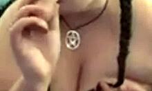 Hvad laver Kandy Kane i denne hjemmelavede video?