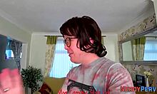 Velike sise kurva prevarena da proguta štreberov kurac u realnosti