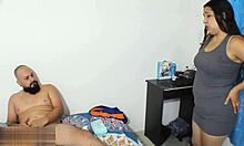 espié a mi hijastro masturbándose y le ofrezco mi ayuda - porno en español