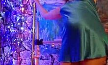 Hotwife Steffi July Ten dansează cu pizda folosind jucării uriașe și se masturbează 😈