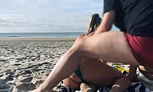 Belki pozisyonunu değiştirirler, zaten bize bakıyorlar büyük göğüslerle halka açık anal creampie