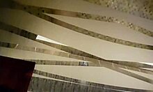 Новая жертва моет свою жопу в ванной для меня