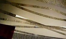 Новая жертва моет свою жопу в ванной для меня