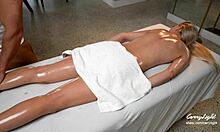 Stropit ca fântână, maseur pervers fiind nepotrivit cu clienții în masaj public în aer liber