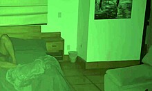 Отчим пробирается в кровать падчерицы в полночь, чтобы трахнуть ее!