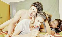 สองสาวหื่นรีดควยหนุ่มโชคดีในสามคนเอฟเอฟเอ็ม