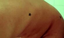 Mira Este Tipo con Polla Grande Afeitándose la Polla.