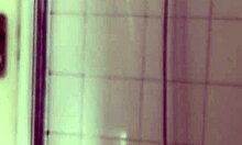 Mira Este Tipo con Polla Grande Afeitándose la Polla.