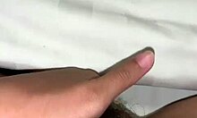 Два прста истражују унутра аматерску азијску пићку