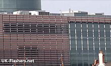 Blonde 18+ Carly Rae wichst öffentlich mit Upskirt