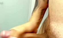 me hice la paja en el balcon del hotel y termine corriendome 2 veces en el bano