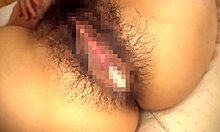 Gadis Asia hisap dan fuck dengan mainan