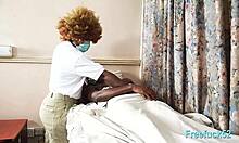 La doctora cachonda seduce al paciente con paja y follada intensa