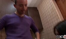 Osemnásťročky debutujú s brunetkovým orálom a skupinovým sexom