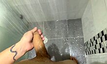 me hice la paja en el balcon del hotel y termine corriendome 2 veces en el bano